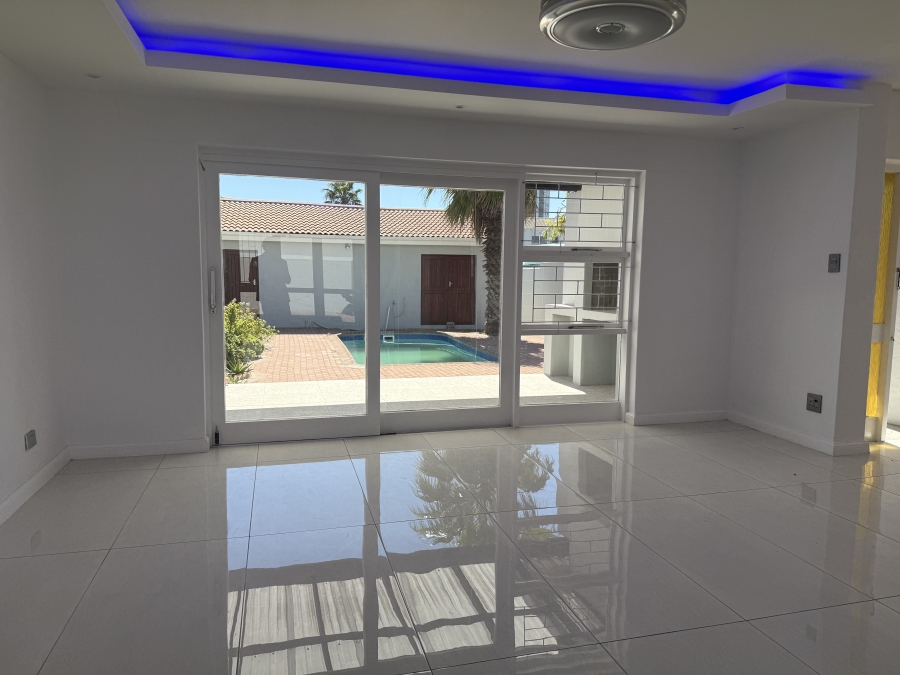 4 Bedroom Property for Sale in Bloubergrant Western Cape